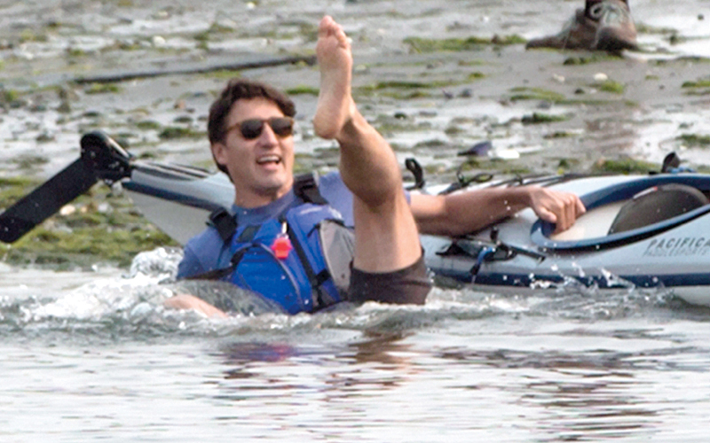 ..ولحظة سقوطه في البحيرة عندما حاول دخول قارب التجديف. أ.ب