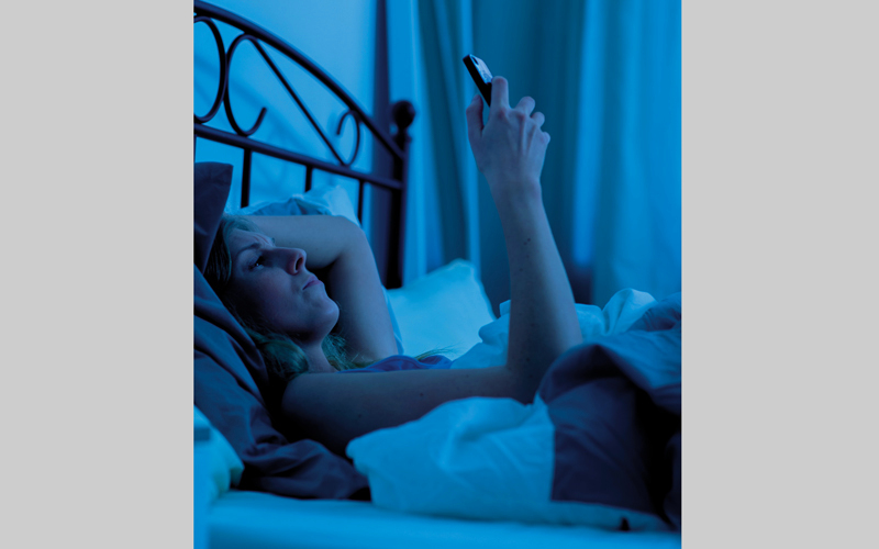 باحثون: تجنّبوا ضوء الهاتف الذكي قبل الذهاب إلى النوم