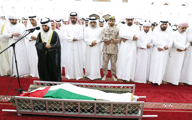 عمار النعيمي أدى الصلاة على جثمان الشهيد. وام