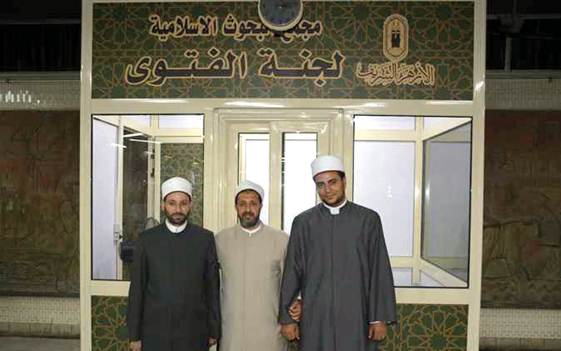 عدد من شيوخ الأزهر أمام أحد الأكشاك الخاصة بالفتوى.  «الإمارات اليوم»