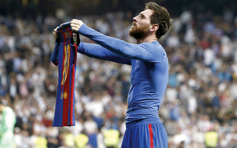 ميسي يرفع قميصه بعد الفوز على الريال في كلاسيكو الموسم الماضي. إي.بي.إيه