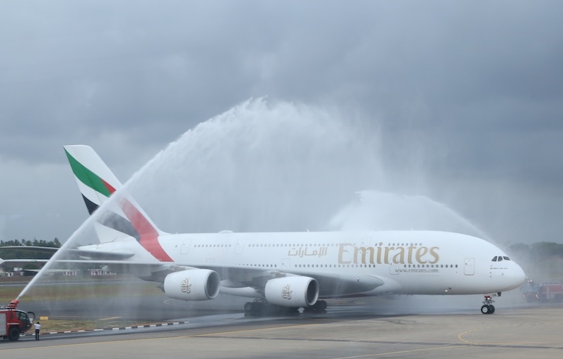 تحية تقليدية برشاشات المياه لطائرة الإمارات الإيرباص A380 على أرض مطار باندارانايكا الدولي في كولومبو