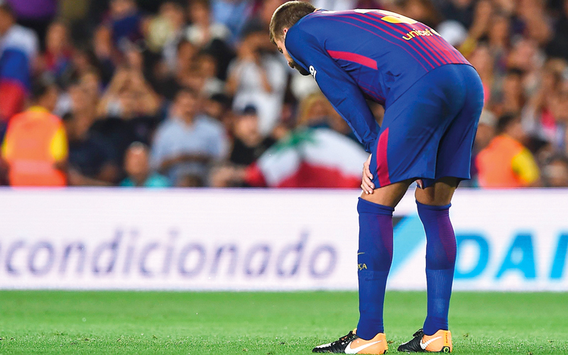 بيكيه عاش أوقاتاً صعبة أول من أمس بعد أن سجل في شباك فريقه. أ.ف.ب