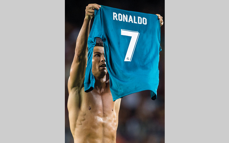 رونالدو يرد على حركة سابقة لميسي ويرفع قميصه في «كامب نو». أ.ف.ب