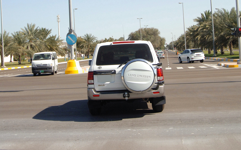«تجاوز الإشارة الحمراء» تعد من أخطر المخالفات المرورية. أرشيفية