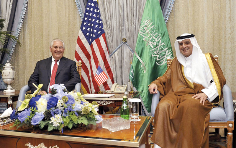 وزير الخارجية السعودي عادل الجبير خلال لقاء جمعه مع نظيره الأميركي ريكس تيلرسون الذي حاول القيام بدور الوسيط في الأزمة القطرية. يو.بي.آي