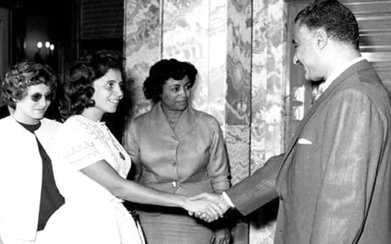 عبدالناصر لدى لقائه جميلة بوحيرد.  أرشيفية