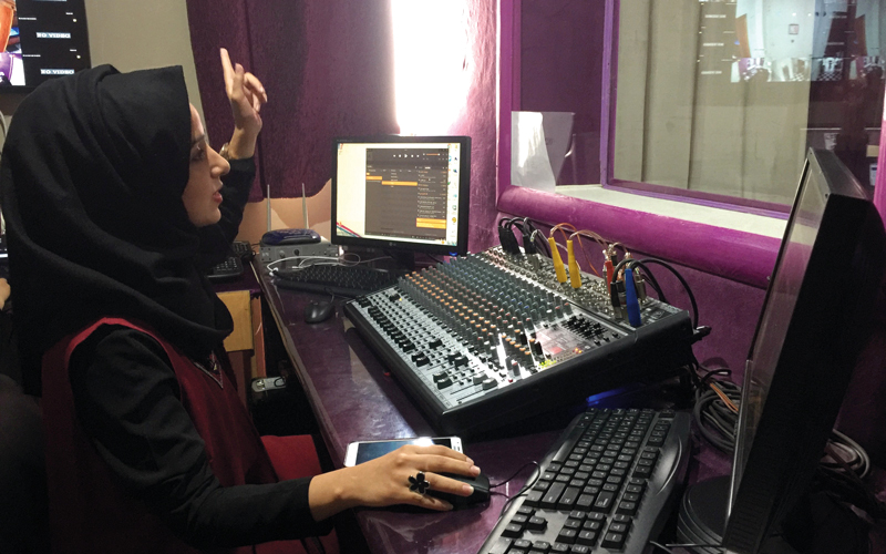 العاملات في الإذاعة يؤمن جميعاً برسالة الإعلام الهادفة إلى تنمية قدرات وتثقيف المرأة. الإمارات اليوم