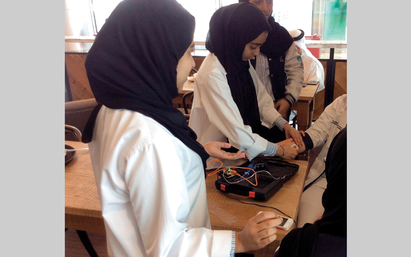 3 طالبات مواطنات يبتكرن جهازاً لعلاج صديقتهن