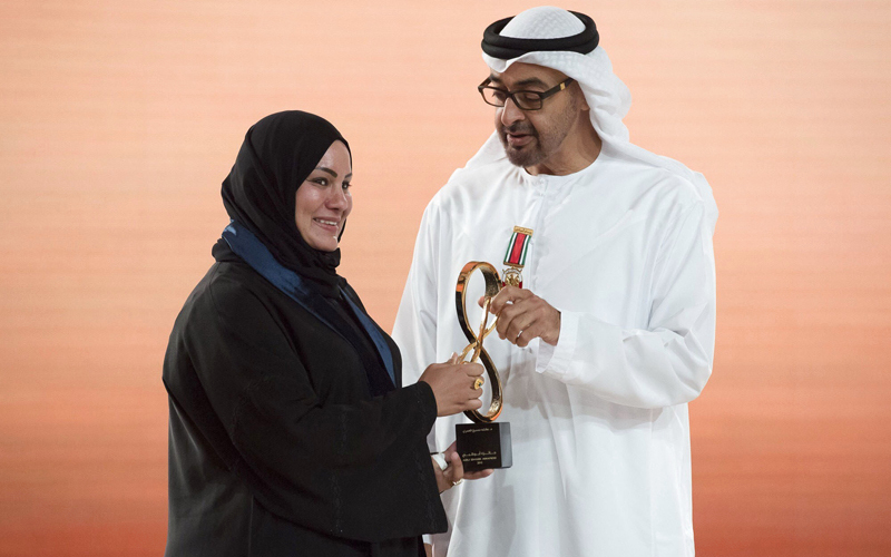 محمد بن زايد يسلم عائشة المعمري جائزة أبوظبي في عام 2016