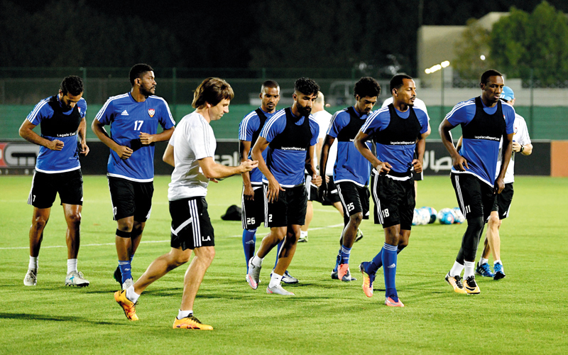 من أول حصة تدريبية للمنتخب أول من أمس في دبي. تصوير: مصطفى قاسمي
