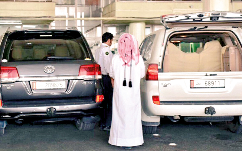 حجاج قطريون يدخلون إلى السعودية براً. من المصدر