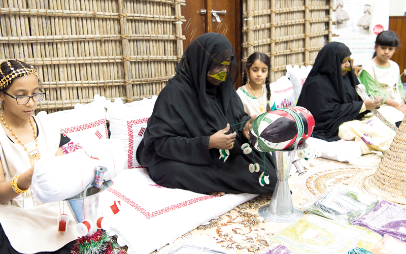 الأنشطة تركز على ترسيخ الموروث الشعبي وثقافة الإمارات والهوية الوطنية في الجيل الجديد.  تصوير: أحمد عرديتي