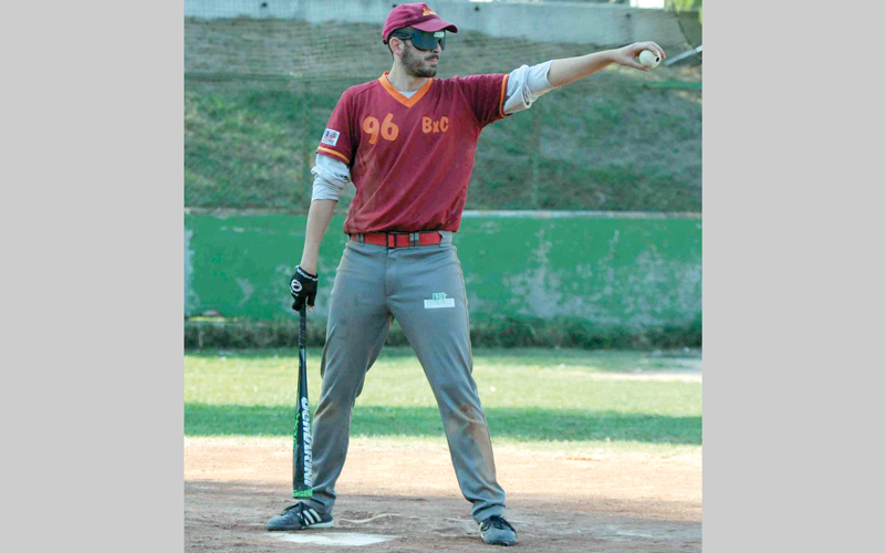 يمارس لاعبو «البيسبول» المكفوفون اللعبة مرات عدة في الأسبوع تحت إشراف مدرب خاص. أ.ف.ب