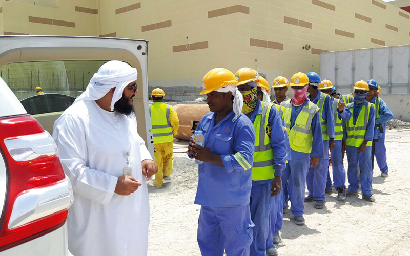 بلدية أبوظبي توزع المياه والعصائر   على عمال «الشهامة»
