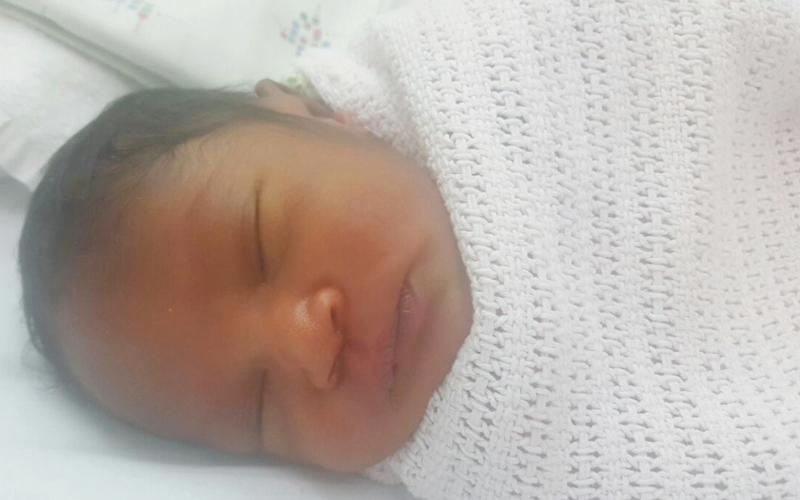 الطفلة «نوف» قضت 48 ساعة في قسم العناية المشدّدة. الإمارات اليوم