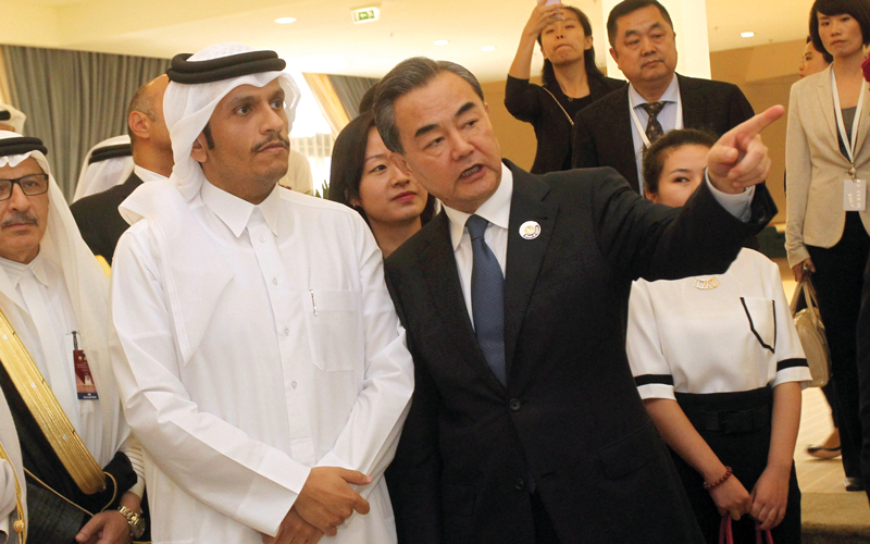 وزير الخارجية الصيني مع نظيره القطري خلال زيارة الأخير إلى بكين في شهر مايو الماضي.  رويترز