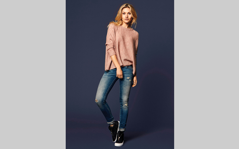 موضة الشتاء تتسم بطابع عملي يناسب الحياة اليومية.  د.ب.أ