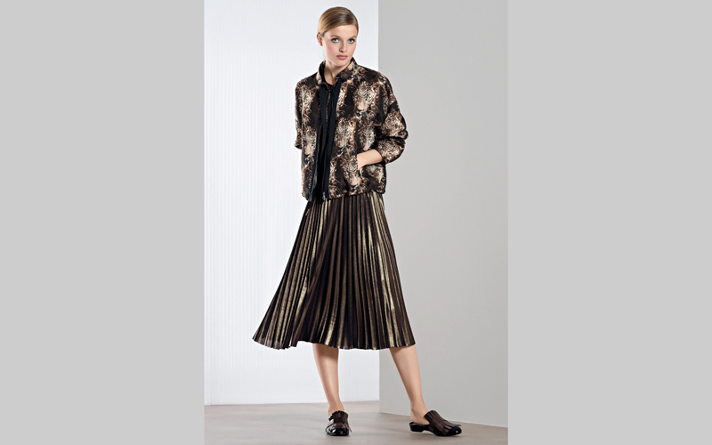 الألوان الميتالك تضفي لمسة فخامة على موضة الشتاء.  د.ب.أ