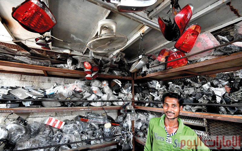 وسط أجواء قاسية في فصل الصيف، لا يكلّ العديد من الأشخاص في إتمام مهام عملهم، ويأخذنا الزميل مصطفى قاسمي في جولة بالمناطق الصناعية في الشارقة، مصوّراً العمال وهم يفكّكون السيارات في الورش المخصصة لهذا الغرض. تصوير: مصطفى قاسمي