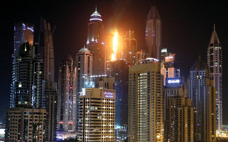 شخص ألقى عقب سيجارة مشتعلاً في أصيص زرع جاف يحوي سماداً سريع الاشتعال ما أدى إلى حريق البرج. من المصدر