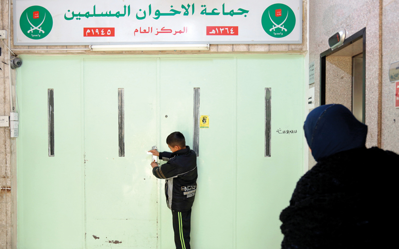 المركز العام لـ«الإخوان المسلمين» في مصر مغلق بالشمع الأحمر، بعد أن تبيّن بشاعة الدور التخريبي الذي تلعبه الجماعة في المجتمع المصري. أ.ب