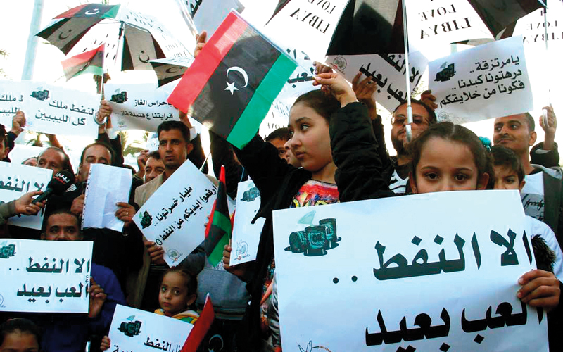 تظاهرة شعبية لمطالبة المتحاربين بالابتعاد عن قطاع النفط.  أرشيفية