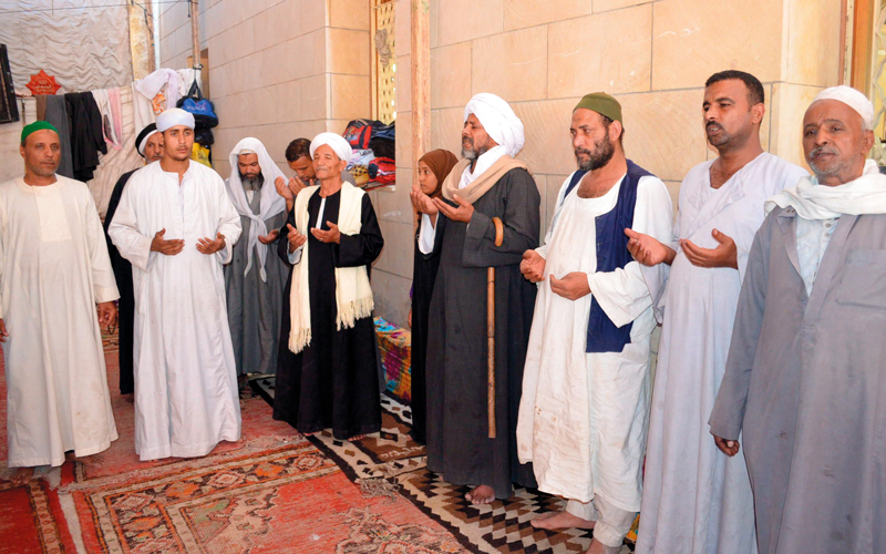 خلال احتفالات إحدى الطرق الصوفية أثناء الزيارة. الإمارات اليوم