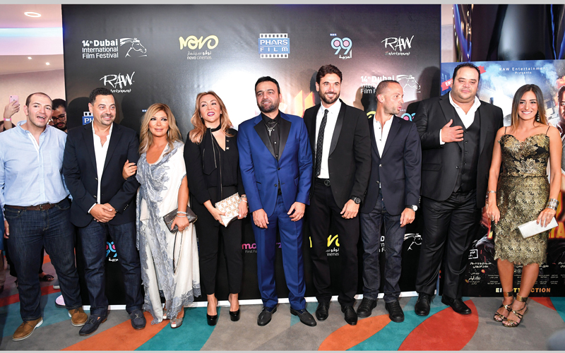 أسرة «الخلية» أثناء افتتاح عروض الفيلم في دبي.  تصوير: باتريك كاستيلو