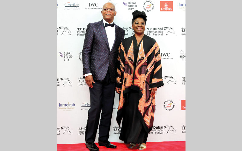 صامويل جاكسون وزوجته على السجادة الحمراء لـ«دبي السينمائي» خلال الدورة الماضية.  من المصدر