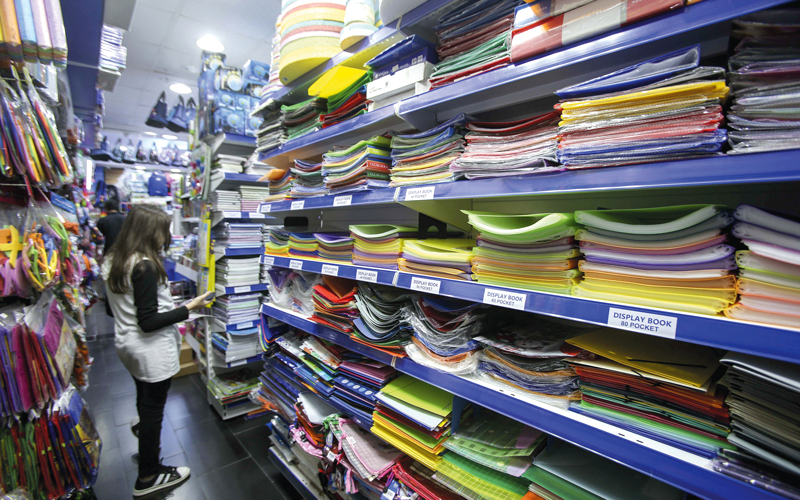 «الاقتصاد» شكّلت فرق عمل لمراقبة أسعار القرطاسية. الإمارات اليوم