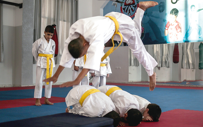 أطفال مكفوفون في غزة يلعبون «الكاراتيه». الإمارات اليوم