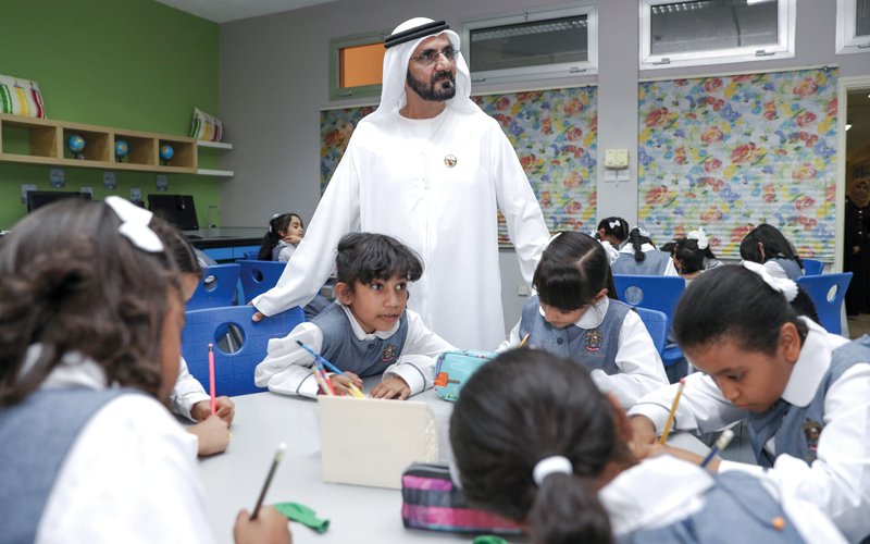 محمد بن راشد خلال زيارته إحدى المدارس في أول يوم دراسي أمس. وام