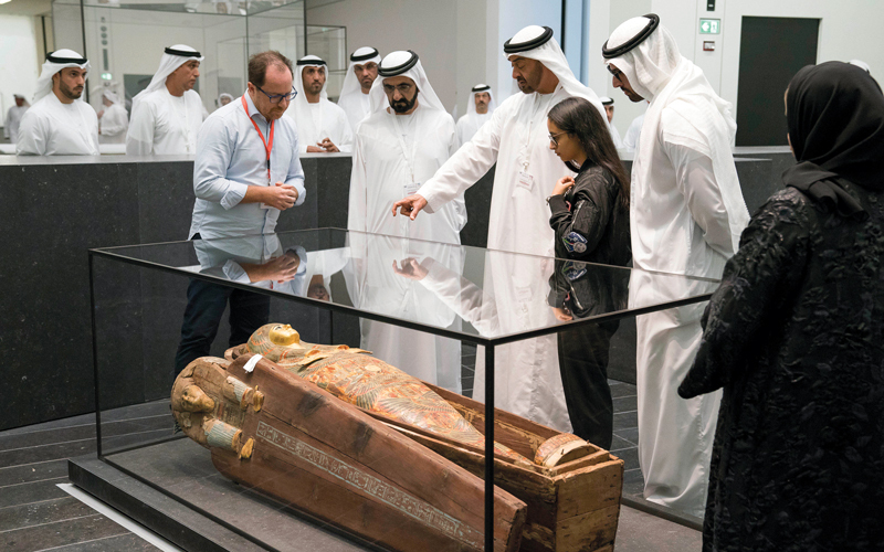 محمد بن راشد ومحمد بن زايد يستمعان إلى شرح حول إحدى معروضات المتحف. وام