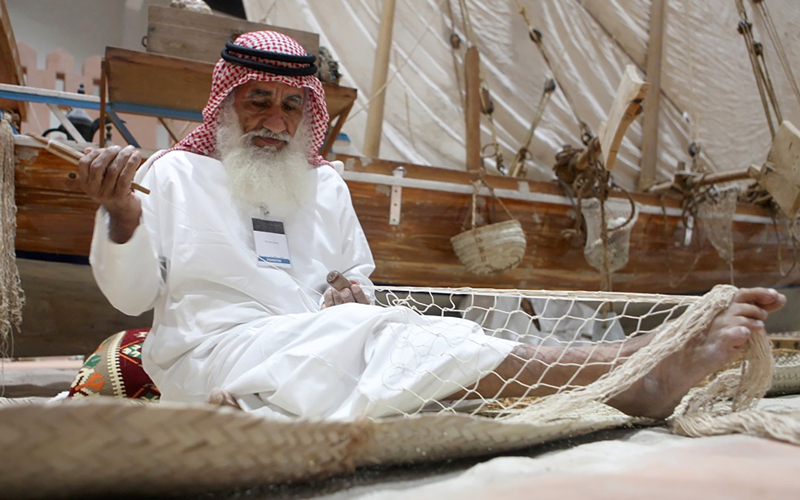 صيادون لايزالون يتمسكون بمهنة الآباء والأجداد رغم ما يواجهونه من صعاب. الإمارات اليوم