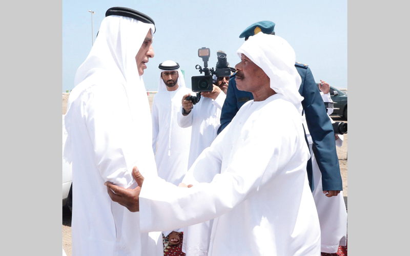 حاكم رأس الخيمة خلال تقديمه واجب العزاء في مجلس عزاء الشهيد.  وام