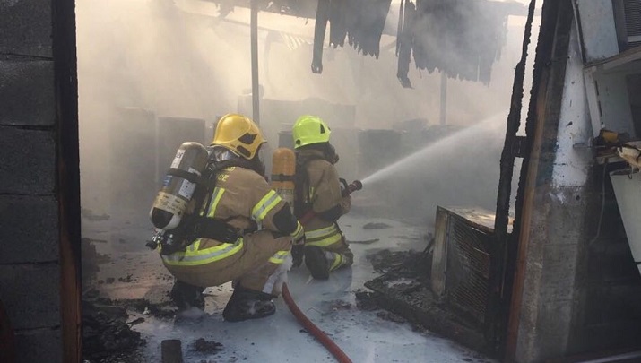 الدفاع المدني تسيطر على حريق اندلع في سكن للعمال في جزيرة السعديات