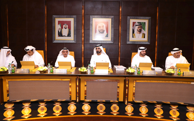 محمد بن راشد وسيف بن زايد ومنصور بن زايد خلال اجتماع مجلس الوزراء. الإمارات اليوم