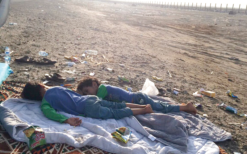 طفلان من قبيلة «آل مرة» في العراء عقب تهجير أسرتهما. أرشيفية