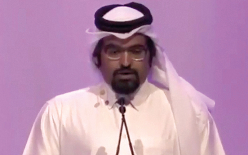 الهيل خلال كلمته أمام المؤتمر.  من المصدر