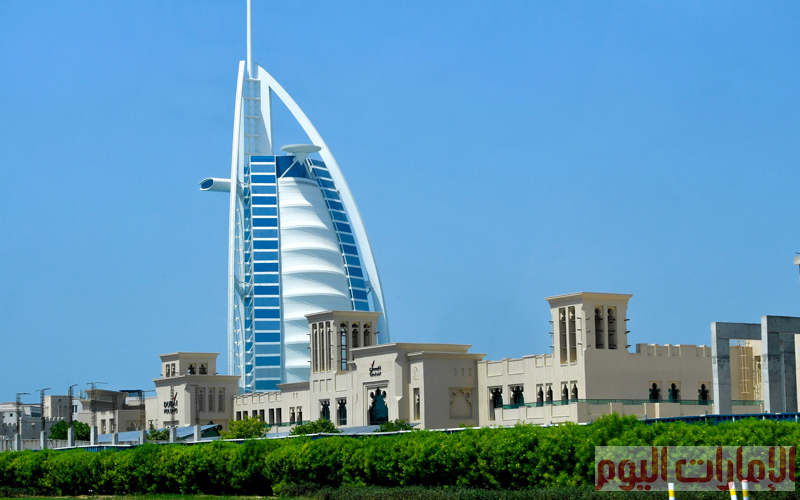 بين ارتفاعاتها الشاهقة، وامتدادها الفسيح، بين علوٍّ يطاول الغيم، وسهوب تُغري بالمشي والتأمل، هكذا أيضاً بيوتها وعمرانها.. دبي المدينة التي تقف أبراجها مثل منارات تضيء شوارعها وتُلقي بظلالها على البيوت المحيطة. تصوير: باتريك كاستيللو