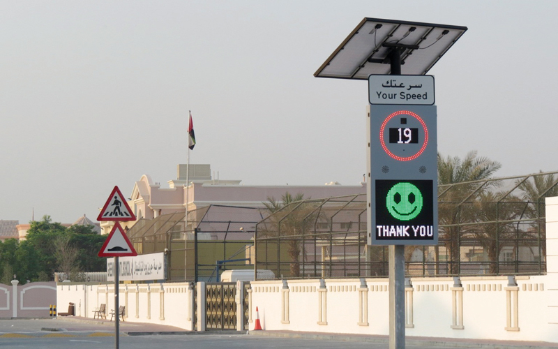 اللوحات قادرة على تحديد وإظهار سرعة المركبة وتوجيه رسالة ودية للسائقين من خلال وجوه معبرة على طريقة «الإيموجي». من المصدر