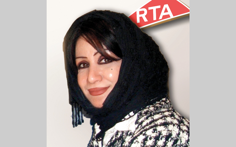 المهندسة ميثاء بن عدي: فكرة عمل اللوحات الذكية تعتمد على نتائج وتوصيات دراسات علمية أثبتت تأثير مثل هذا النوع من اللوحات في السائقين.