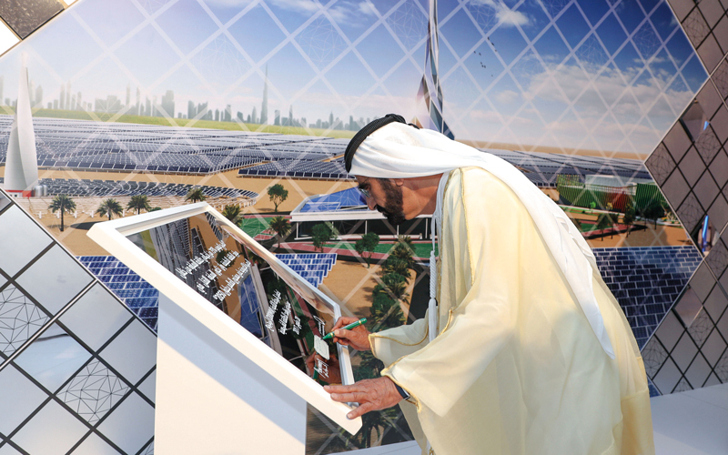 محمد بن راشد خلال تدشين المرحلة الثانية من مجمع محمد بن راشد للطاقة الشمسية. من المصدر