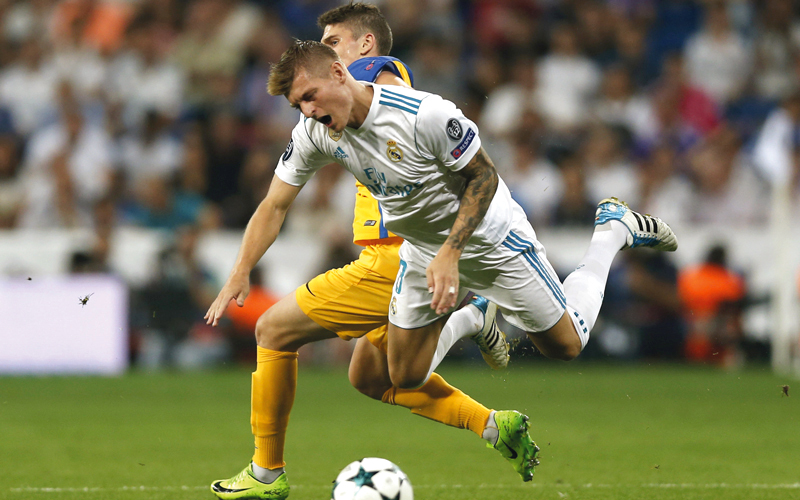 توني كروس غاب عن تدريبات ريال مدريد أول من أمس بسبب الإصابة.  أ.ب