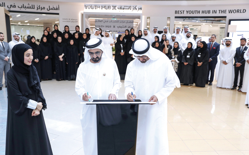 محمد بن راشد ومحمد بن زايد خلال تدشين مركز الشباب الأفضل عالمياً. وام