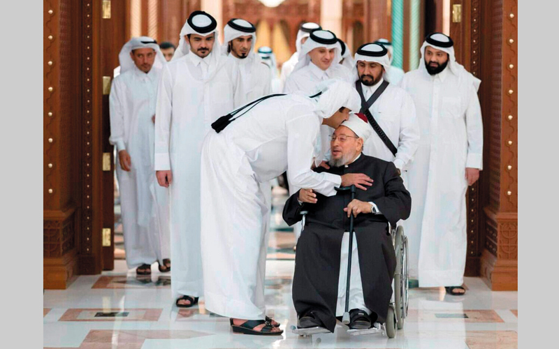 حاكم قطر يقبّل رأس الإخواني يوسف القرضاوي الذي تم تجنيسه. أرشيفية