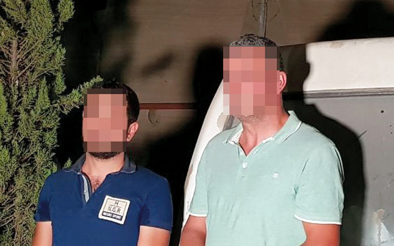 متهمان لحظة القبض عليهما في رأس الخيمة ضمن قضية الشتلات. من المصدر