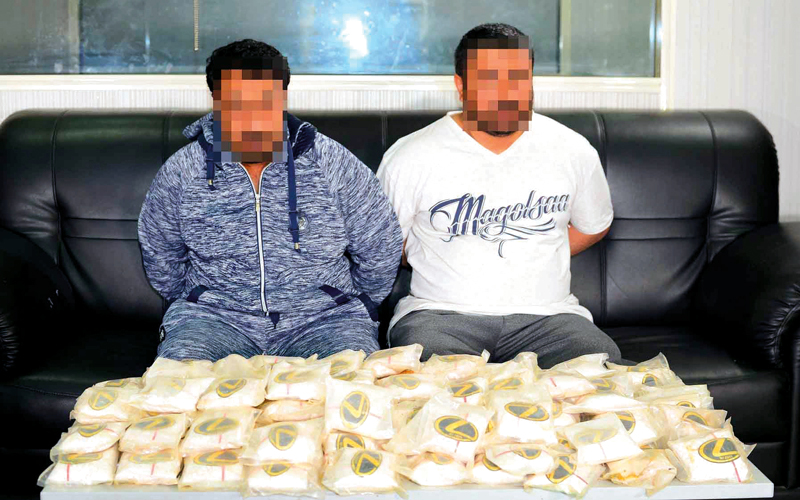 متهمان تم القبض عليهما في أبوظبي مع المواد المخدرة المضبوطة. من المصدر