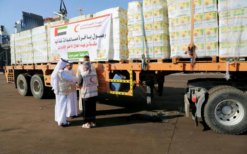 مئات الأطنان من المواد الغذائية حملتها سفينة إماراتية إلى المكلا. وام